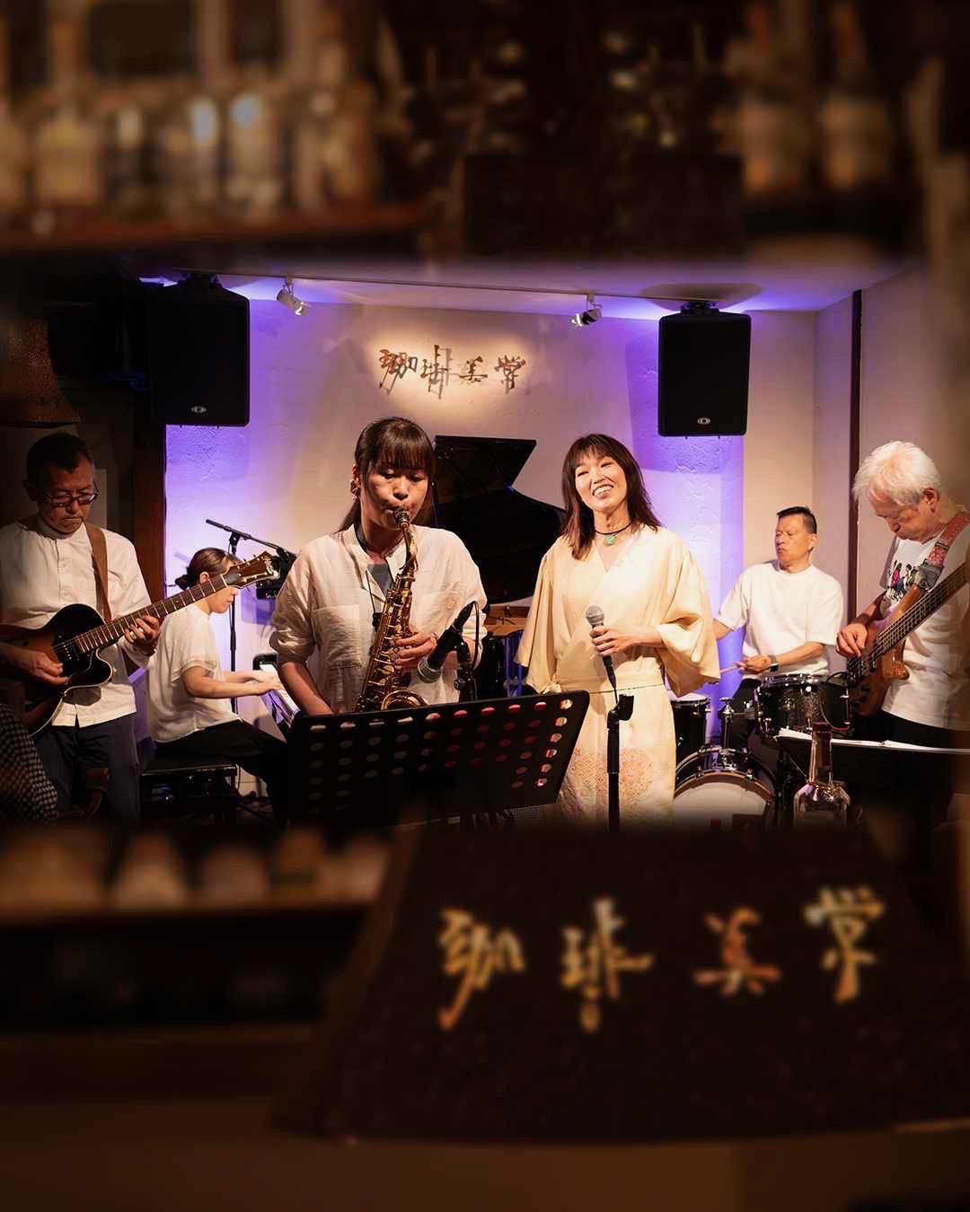 ジャズシンガーのEvaさん、comb de shioの革チョーカーを着けて歌ってくれてる！